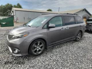 2015 Toyota Sienna SE с VIN 5TDXK3DC9FS666200, выставлен на аукционе Copart как лот 72023685 с пробегом 120 100 миль миль и Списание • Salvage title. История ставок и продаж доступна на DreamBid. Изображение 1.