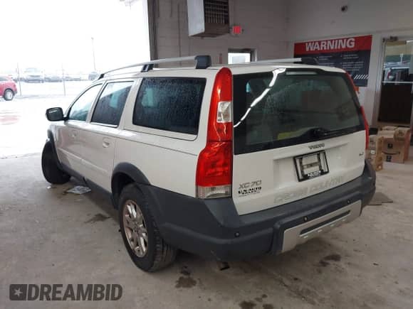 2007 Volvo XC70 with VIN YV4SZ592171255712, listed as a IAAI auction lot 42517996 with 220,951 mi miles and . Bid and sale history available at DreamBid. Image 3.