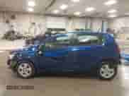 2013 Chevrolet Sonic LS z VIN 1G1JA6SHXD4176715, wystawiony jako IAAI lot #41184380 z przebiegiem 169 474 mil mil oraz . Historia ofert i sprzedaży dostępna na DreamBid. Obrazek 15.