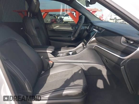 2025 Jeep Grand Cherokee Altitude z VIN 1C4RJGAG4SC294111, wystawiony jako IAAI lot #42546598 z przebiegiem 2 027 mil mil oraz . Historia ofert i sprzedaży dostępna na DreamBid. Obrazek 5.