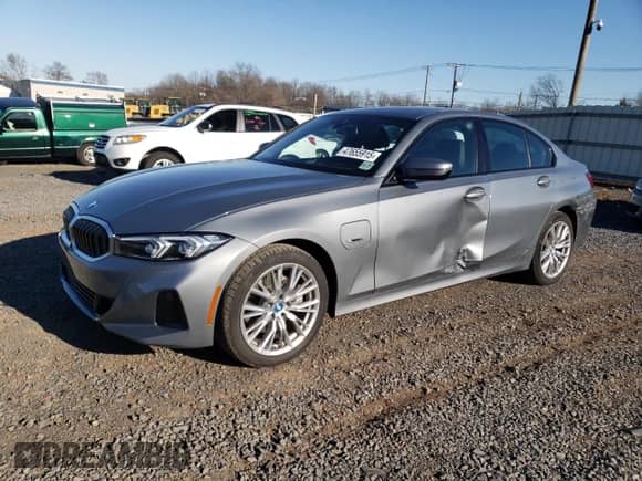 2023 BMW 3 Series 330e xDrive z VIN 3MW39FS0XP8C81322, wystawiony jako Copart lot #47655915 z przebiegiem 12 650 mil mil oraz Szkoda całkowita • Salvage title. Historia ofert i sprzedaży dostępna na DreamBid. Obrazek 1.