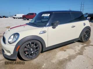 2013 MINI Hardtop S with VIN WMWSV3C50DT477757, listed as a Copart auction lot 61017745 with 104,770 mi miles and Clean title. Bid and sale history available at DreamBid. Image 1.