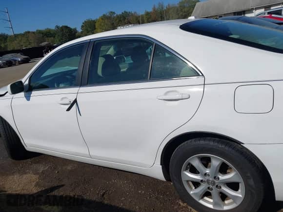 2011 Toyota Camry LE z VIN 4T1BF3EK6BU657606, wystawiony jako IAAI lot #43378610 z przebiegiem Nie podano mil oraz . Historia ofert i sprzedaży dostępna na DreamBid. Obrazek 13.