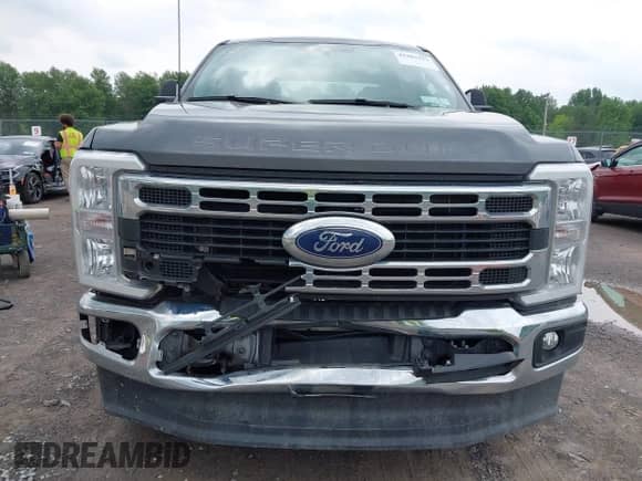 2025 Ford F-250 XL z VIN 1FT7W2BT6SEC33936, wystawiony jako IAAI lot #42483323 z przebiegiem 14 277 mil mil oraz . Historia ofert i sprzedaży dostępna na DreamBid. Obrazek 6.