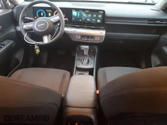 2024 Hyundai Kona SEL с VIN KM8HBCAB3RU100576, выставлен на аукционе Copart как лот 82874454 с пробегом 6 630 миль миль и Списание • Salvage title. История ставок и продаж доступна на DreamBid. Изображение 8.