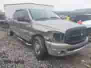 2007 Dodge 1500 SLT z VIN 3D7KR19D17G809058, wystawiony jako IAAI lot #41558278 z przebiegiem 163 346 mil mil oraz . Historia ofert i sprzedaży dostępna na DreamBid. Obrazek 1.