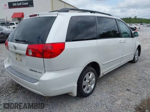 2006 Toyota Sienna XLE z VIN 5TDZA22C36S573410, wystawiony jako IAAI lot #42235090 z przebiegiem Nie podano mil oraz . Historia ofert i sprzedaży dostępna na DreamBid. Obrazek 4.