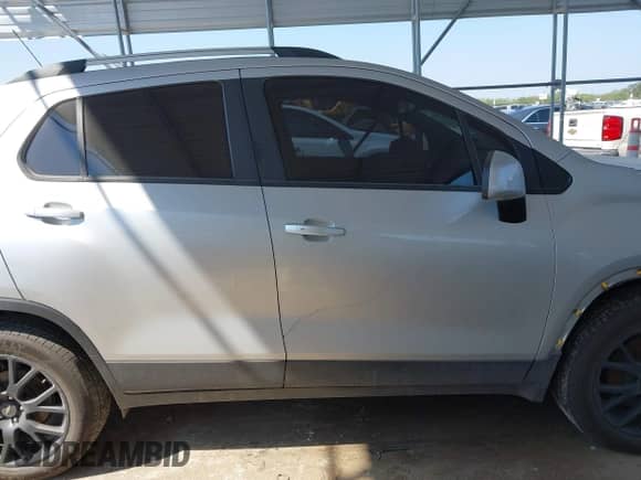 2022 Chevrolet Trax LT z VIN KL7CJPSM9NB537641, wystawiony jako IAAI lot #43039297 z przebiegiem 59 868 mil mil oraz . Historia ofert i sprzedaży dostępna na DreamBid. Obrazek 13.