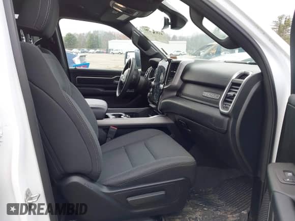 2024 Ram 1500 Big Horn z VIN 1C6SRFFT1RN124465, wystawiony jako IAAI lot #41839097 z przebiegiem 24 106 mil mil oraz . Historia ofert i sprzedaży dostępna na DreamBid. Obrazek 5.