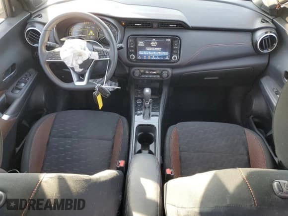 2024 Nissan Kicks SR z VIN 3N1CP5DV6RL537549, wystawiony jako Copart lot #68776775 z przebiegiem 12 054 mil mil oraz Szkoda całkowita • Salvage title. Historia ofert i sprzedaży dostępna na DreamBid. Obrazek 8.