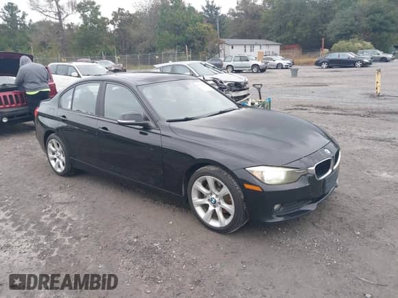 2013 BMW 3 Series 320i xDrive z VIN WBA3C3C5XDF978535, wystawiony jako IAAI lot #43579123 z przebiegiem 309 255 mil mil oraz . Historia ofert i sprzedaży dostępna na DreamBid. Obrazek 1.