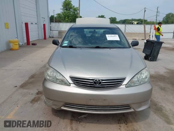 2005 Toyota Camry STD с VIN 4T1BE32K55U010142, выставлен на аукционе IAAI как лот 42484497 с пробегом 229 052 миль миль и . История ставок и продаж доступна на DreamBid. Изображение 13.