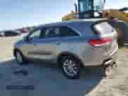2018 Kia Sorento LX z VIN 5XYPGDA59JG339881, wystawiony jako Copart lot #51872935 z przebiegiem 132 400 mil mil oraz Czysty tytuł • Clean title. Historia ofert i sprzedaży dostępna na DreamBid. Obrazek 2.