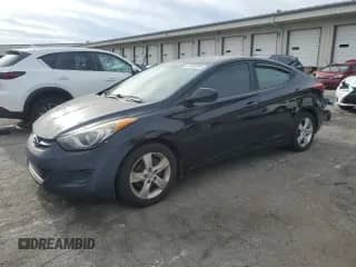 2011 Hyundai Elantra GLS z VIN KMHDH4AE5BU092418, wystawiony jako Copart lot #82402285 z przebiegiem 154 328 mil mil oraz Czysty tytuł • Clean title. Historia ofert i sprzedaży dostępna na DreamBid. Obrazek 1.