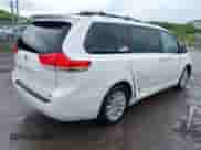 2013 Toyota Sienna XLE с VIN 5TDDK3DC0DS056590, выставлен на аукционе IAAI как лот 42252503 с пробегом 83 787 миль миль и . История ставок и продаж доступна на DreamBid. Изображение 4.