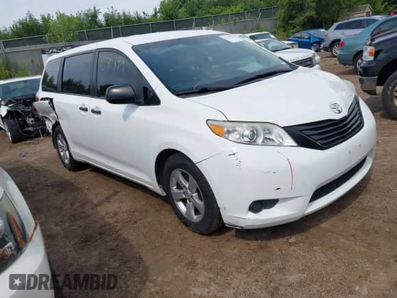 2017 Toyota Sienna L z VIN 5TDZZ3DC4HS779866, wystawiony jako IAAI lot #42790394 z przebiegiem 130 059 mil mil oraz . Historia ofert i sprzedaży dostępna na DreamBid. Obrazek 1.