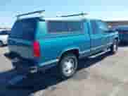 1998 Chevrolet Silverado 1500 z VIN 2GCEK19R8W1221205, wystawiony jako IAAI lot #42741835 z przebiegiem 59 925 mil mil oraz . Historia ofert i sprzedaży dostępna na DreamBid. Obrazek 4.