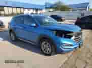 2017 Hyundai Tucson SE z VIN KM8J33A44HU468585, wystawiony jako Copart lot #69153215 z przebiegiem 62 346 mil mil oraz Szkoda całkowita • Salvage title. Historia ofert i sprzedaży dostępna na DreamBid. Obrazek 4.