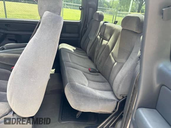 2004 GMC Sierra 1500 SLT z VIN 2GTEK19T341227163, wystawiony jako Copart lot #80357835 z przebiegiem 211 858 mil mil oraz Czysty tytuł • Clean title. Historia ofert i sprzedaży dostępna na DreamBid. Obrazek 6.