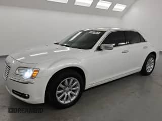 2014 Chrysler 300 C z VIN 2C3CCAKT8EH229468, wystawiony jako Copart lot #69706705 z przebiegiem 161 610 mil mil oraz Czysty tytuł • Clean title. Historia ofert i sprzedaży dostępna na DreamBid. Obrazek 1.