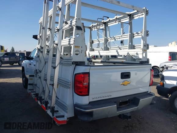 2019 Chevrolet Silverado 2500HD Work Truck z VIN 2GC2CREG8K1171872, wystawiony jako IAAI lot #43163676 z przebiegiem 197 775 mil mil oraz . Historia ofert i sprzedaży dostępna na DreamBid. Obrazek 3.