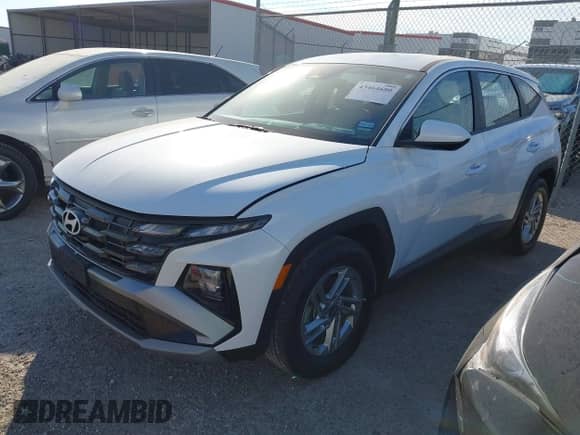 2025 Hyundai Tucson z VIN 3KMJA3DE1SE007586, wystawiony jako IAAI lot #43464680 z przebiegiem 7 079 mil mil oraz . Historia ofert i sprzedaży dostępna na DreamBid. Obrazek 2.