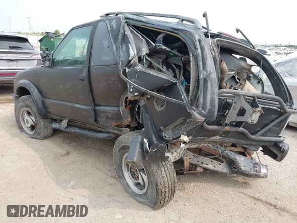 2000 Chevrolet Blazer LS с VIN 1GNCT18W3YK249760, выставлен на аукционе IAAI как лот 42329467 с пробегом Не указан миль и . История ставок и продаж доступна на DreamBid. Изображение 3.