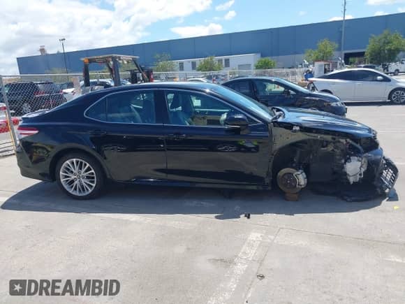 2020 Toyota Camry Hybrid XLE z VIN 4T1F31AK4LU526096, wystawiony jako IAAI lot #42213926 z przebiegiem 102 881 mil mil oraz . Historia ofert i sprzedaży dostępna na DreamBid. Obrazek 14.