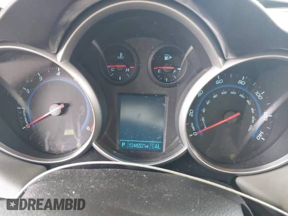2013 Chevrolet Cruze LS z VIN 1G1PA5SHXD7188799, wystawiony jako IAAI lot #43330103 z przebiegiem 124 652 mil mil oraz . Historia ofert i sprzedaży dostępna na DreamBid. Obrazek 7.