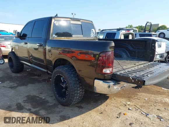 2013 Ram 1500 Big Horn z VIN 1C6RR7LT7DS585737, wystawiony jako IAAI lot #43185524 z przebiegiem 251 530 mil mil oraz . Historia ofert i sprzedaży dostępna na DreamBid. Obrazek 3.