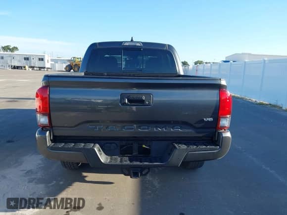 2022 Toyota Tacoma SR5 z VIN 3TMAZ5CN8NM181805, wystawiony jako IAAI lot #43143864 z przebiegiem 66 586 mil mil oraz . Historia ofert i sprzedaży dostępna na DreamBid. Obrazek 17.