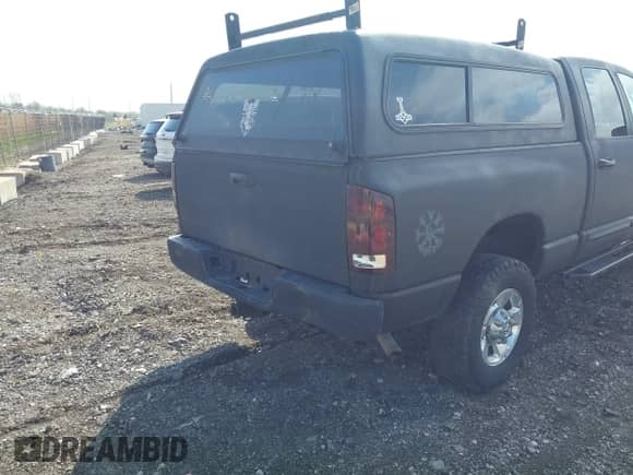 2005 Dodge 2500 SLT z VIN 3D7KS28C25G844501, wystawiony jako IAAI lot #42176860 z przebiegiem 238 386 mil mil oraz . Historia ofert i sprzedaży dostępna na DreamBid. Obrazek 4.