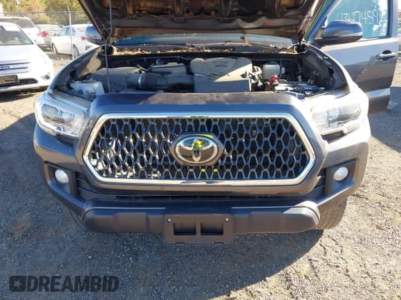 2018 Toyota Tacoma SR5 with VIN 5TFSZ5AN8JX150047, listed as a IAAI auction lot 43474593 with 38,427 mi miles and . Bid and sale history available at DreamBid. Image 17.