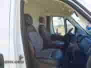 2023 Ram ProMaster Cargo z VIN 3C6LRVDGXPE563721, wystawiony jako IAAI lot #43155985 z przebiegiem 92 555 mil mil oraz . Historia ofert i sprzedaży dostępna na DreamBid. Obrazek 8.