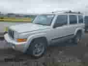 2007 Jeep Commander Sport z VIN 1J8HG48K97C634081, wystawiony jako Copart lot #63775825 z przebiegiem 110 054 mil mil oraz Czysty tytuł • Clean title. Historia ofert i sprzedaży dostępna na DreamBid. Obrazek 1.