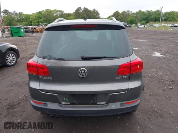 2015 Volkswagen Tiguan S z VIN WVGAV7AX6FW567468, wystawiony jako IAAI lot #42330317 z przebiegiem 143 984 mil mil oraz . Historia ofert i sprzedaży dostępna na DreamBid. Obrazek 16.