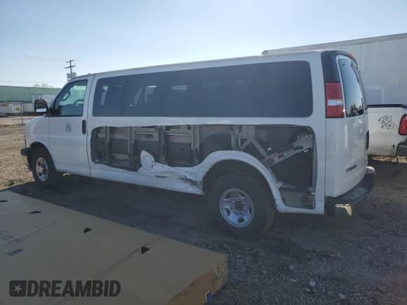2018 Chevrolet Express Passenger LT z VIN 1GAZGPFG1J1270097, wystawiony jako Copart lot #79057124 z przebiegiem 105 682 mil mil oraz Szkoda całkowita • Salvage title. Historia ofert i sprzedaży dostępna na DreamBid. Obrazek 2.