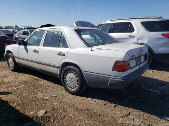 1988 Mercedes-Benz 300 E z VIN WDBEA30DXJA700058, wystawiony jako Copart lot #58342374 z przebiegiem 210 787 mil mil oraz Czysty tytuł • Clean title. Historia ofert i sprzedaży dostępna na DreamBid. Obrazek 2.