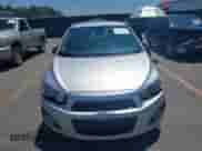 2013 Chevrolet Sonic LT z VIN 1G1JC5SHXD4105177, wystawiony jako IAAI lot #42761148 z przebiegiem 115 134 mil mil oraz . Historia ofert i sprzedaży dostępna na DreamBid. Obrazek 12.