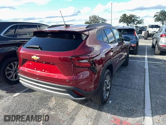 2025 Chevrolet Trax LT z VIN KL77LHEP5SC259740, wystawiony jako Copart lot #91179905 z przebiegiem 4 285 mil mil oraz Czysty tytuł • Clean title. Historia ofert i sprzedaży dostępna na DreamBid. Obrazek 4.