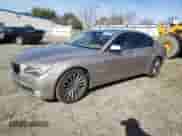 2010 BMW 7 Series 750i z VIN WBAKA8C54ACY35592, wystawiony jako Copart lot #45495055 z przebiegiem 117 602 mil mil oraz Czysty tytuł • Clean title. Historia ofert i sprzedaży dostępna na DreamBid. Obrazek 1.