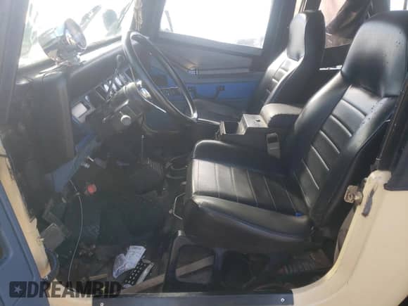 1993 Jeep Wrangler с VIN 1J4FY29S5PP247657, выставлен на аукционе Copart как лот 41595585 с пробегом 185 962 миль миль и Списание • Salvage title. История ставок и продаж доступна на DreamBid. Изображение 7.