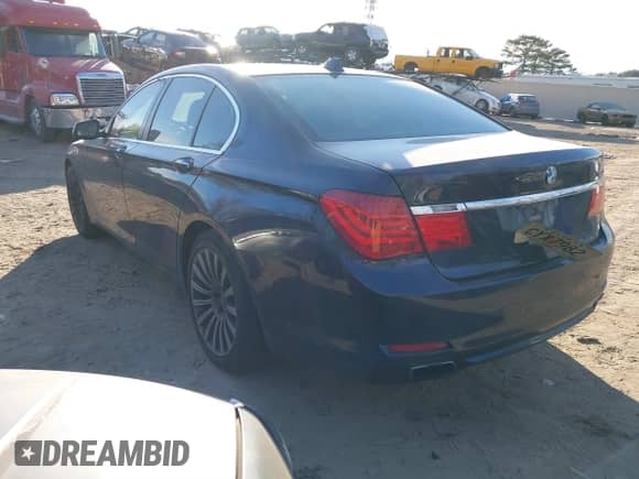 2012 BMW 7 Series 750i xDrive z VIN WBAKC6C56CDX99500, wystawiony jako IAAI lot #41362148 z przebiegiem 116 391 mil mil oraz . Historia ofert i sprzedaży dostępna na DreamBid. Obrazek 3.