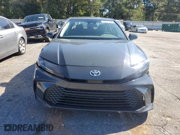 2025 Toyota Camry LE z VIN 4T1DAACK5SU574134, wystawiony jako Copart lot #87451525 z przebiegiem 13 431 mil mil oraz Nie do naprawy • Non repairable. Historia ofert i sprzedaży dostępna na DreamBid. Obrazek 5.