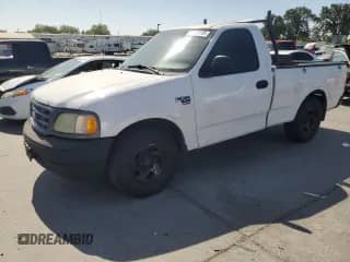 2003 Ford F-150 XL с VIN 1FTRF17L53NB46302, выставлен на аукционе Copart как лот 62702155 с пробегом 294 672 миль миль и Списание • Salvage title. История ставок и продаж доступна на DreamBid. Изображение 1.