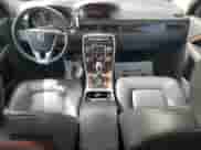 2015 Volvo XC70 T6 Platinum z VIN YV4902NMXF1217568, wystawiony jako Copart lot #80940985 z przebiegiem 113 105 mil mil oraz Czysty tytuł • Clean title. Historia ofert i sprzedaży dostępna na DreamBid. Obrazek 9.