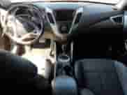 2013 Hyundai Veloster w/Black Int z VIN KMHTC6AD2DU153014, wystawiony jako Copart lot #84975285 z przebiegiem 128 446 mil mil oraz Szkoda całkowita • Salvage title. Historia ofert i sprzedaży dostępna na DreamBid. Obrazek 8.