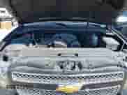 2013 Chevrolet Suburban LTZ z VIN 1GNSCKE0XDR160013, wystawiony jako IAAI lot #43152691 z przebiegiem 223 718 mil mil oraz . Historia ofert i sprzedaży dostępna na DreamBid. Obrazek 10.