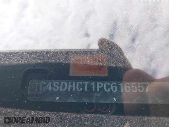 2023 Dodge Durango R/T Plus z VIN 1C4SDHCT1PC616557, wystawiony jako IAAI lot #42320053 z przebiegiem 25 697 mil mil oraz . Historia ofert i sprzedaży dostępna na DreamBid. Obrazek 9.