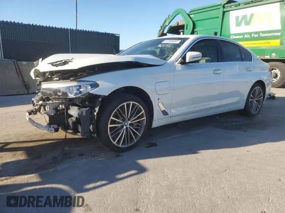 2018 BMW 5 Series 530e z VIN WBAJA9C55JB252052, wystawiony jako Copart lot #87058685 z przebiegiem Nie podano mil oraz Czysty tytuł • Clean title. Historia ofert i sprzedaży dostępna na DreamBid. Obrazek 1.